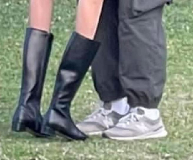 看似一名穿著長靴的美腿女，正依偎在男伴身上，相當甜蜜。(圖／爆廢公社)