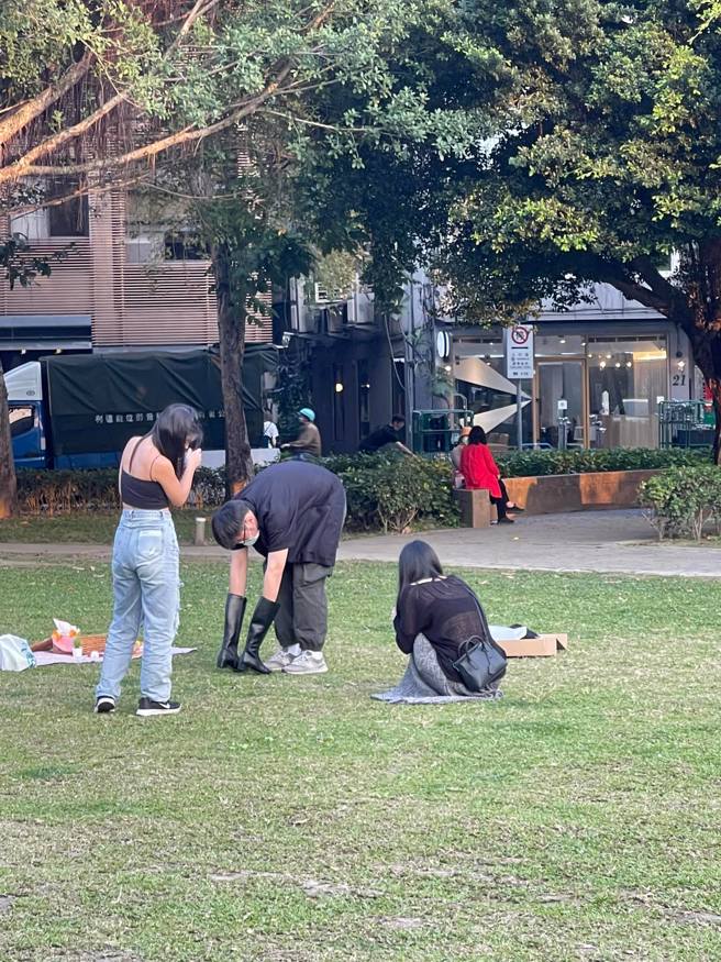 鏡頭拉遠後，才知道原來是男方雙手反套長靴自導自演，讓一堆人崩潰直呼被騙。(圖／爆廢公社)