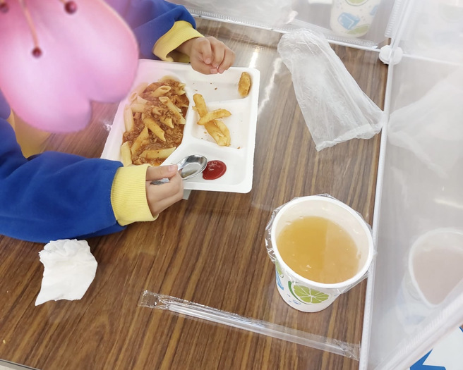 一名妈妈控诉幼稚园带孩子去校外教学，却为孩子准备不营养的食物当午餐，引起网友讨论。（图／翻摄脸书社团爆料公社（官方粉专专属））