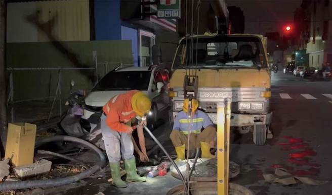 台南永康永華路、公園路一帶因分歧線地下電纜故障無預警停電，台電公司派員搶修。（洪榮志攝）
