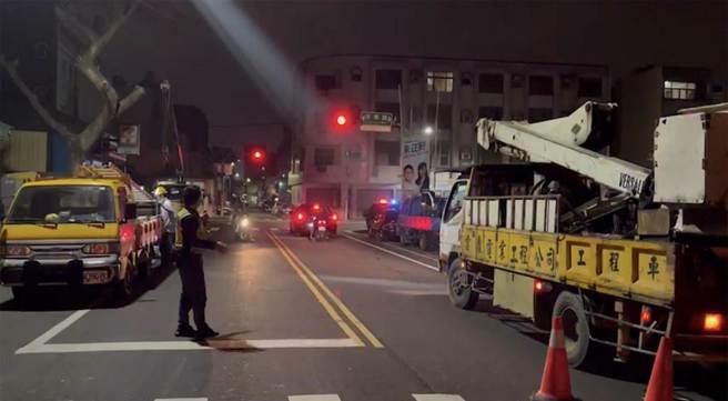 台南永康永華路、公園路一帶因分歧線地下電纜故障無預警停電，台電公司派員搶修。（洪榮志攝）
