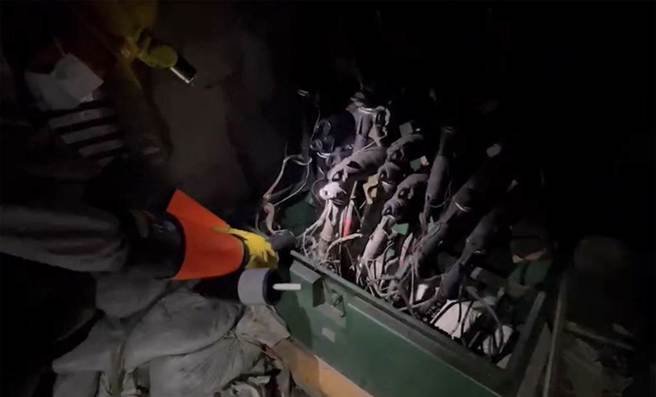 台南永康永華路、公園路一帶因分歧線地下電纜故障無預警停電。（洪榮志攝）
