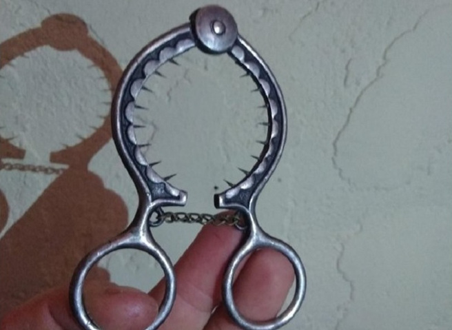 人妻包包搜到一把类似剪刀但上面布满尖锐的刺，网友歪楼训夫神器，内行网友表示用来剥除水煮蛋壳。（翻摄自脸书爆料公社）