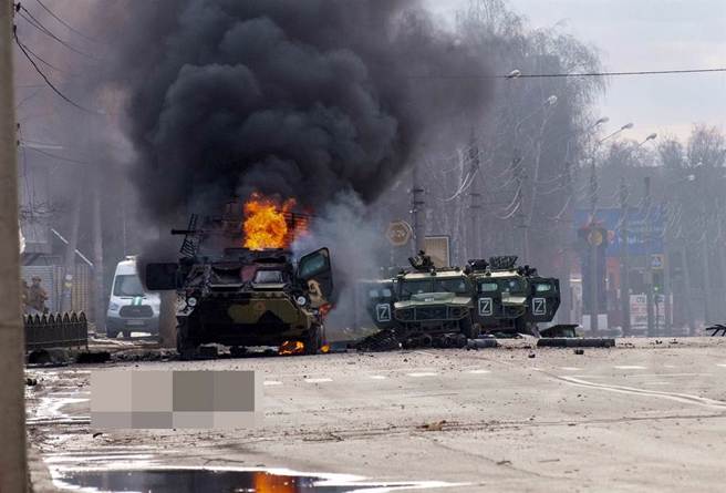 俄烏部隊2月27日在烏克蘭Kharkiv爆發戰鬥後，現場留下燒毀的裝甲運兵車和損壞的軍用輕型多功能車。（美聯社）