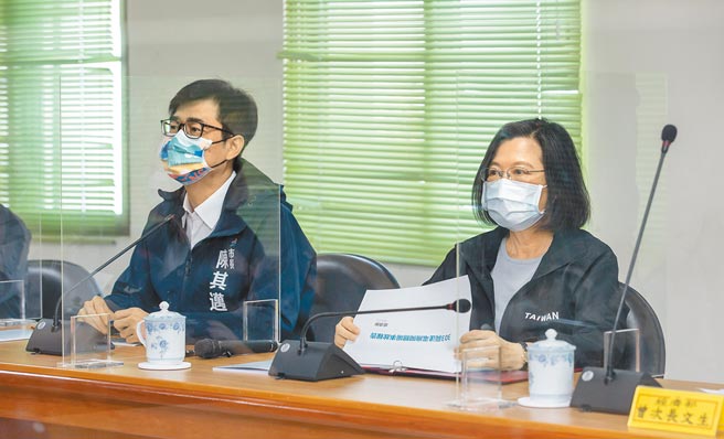 303全台大停电，高雄屏东沦为重灾区。蔡英文总统（右）4日南下视察要求究责，高雄市长陈其迈也表示要向台电求偿。（总统府提供）