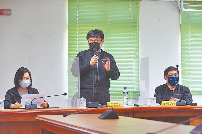 经济部政务次长曾文生针对人为疏失等简报说明，报告结束前并向高雄市长陈其迈道歉，强调未来会和台电同仁一起努力。（林雅惠摄）