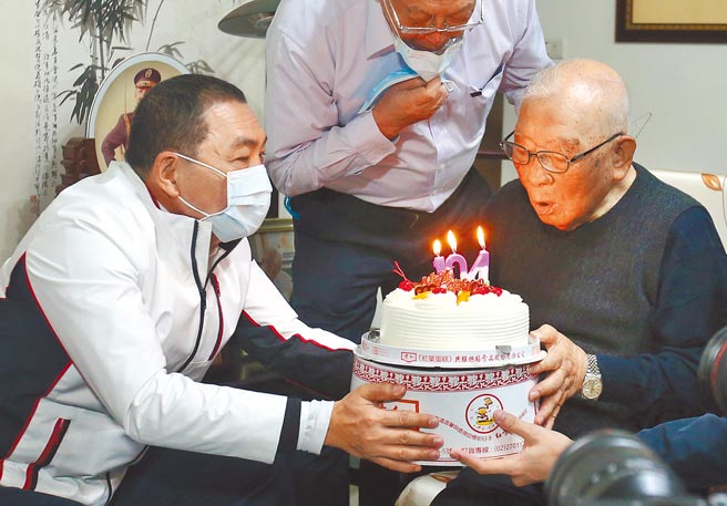 新北市长侯友宜（左）4日探视前陆军二级上将许歷农（右），并祝贺他104岁生日快乐。（范扬光摄）