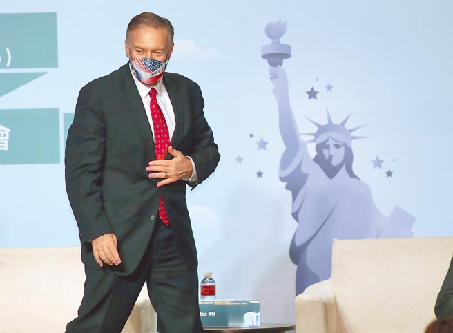 来台访问的美国前国务卿蓬佩奥4日午间出席记者会，在回答媒体提问后，随即赶往下一个行程。（郑任南摄）