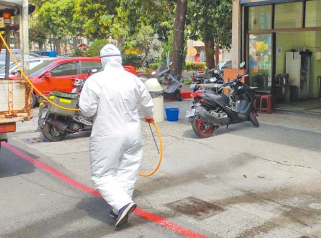 高雄4日新增1例本土确诊个案，染疫对象是左营区大伟自助餐店女员工，市府疫调后，紧急针对相关足迹清消。（高市府环保局提供／洪浩轩高雄传真）