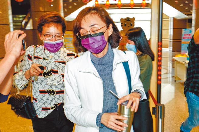 宜蘭地方法院4日重開羈押庭，地院准予林姿妙長女林羿伶40萬元交保，林羿伶步出地院時不發一語。（李忠一攝）