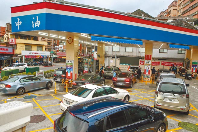 俄烏戰火延燒，導致油價飆漲，下周國內油價面臨連4漲的壓力。圖為民眾排隊加油。（本報資料照片）