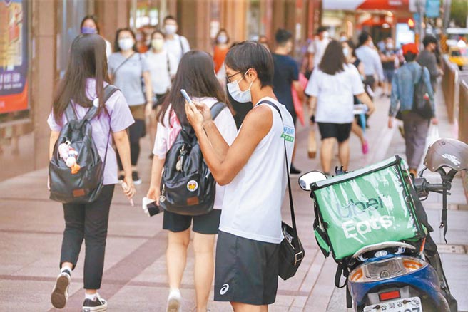 台北市政府2年前開第一槍制定《外送平台業者管理自治管理條例》，近期檢討修正後，已在市政會議上通過該自治條例修訂案，共計修正6項條文。（本報資料照片）