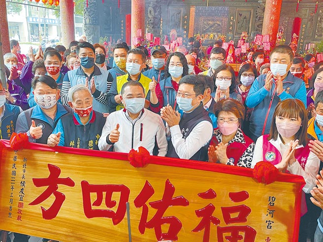 农历2月2日是福德正神圣诞，新北市长侯友宜4日上午前往中和区碧河宫参拜。（叶书宏摄）