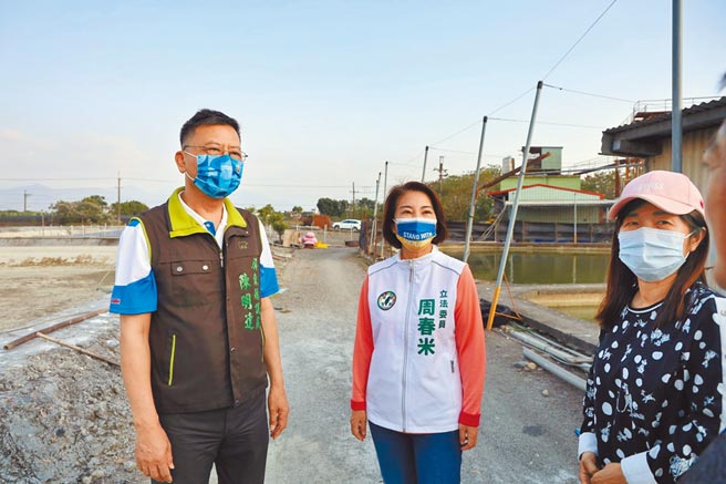周春米（中）在大停电3个小时后，率先为民发声，隔日下午则亲赴屏东盐埔乡、里港乡勘灾。（周春米团队提供／谢佳潾屏东传真）