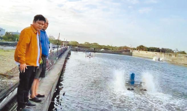 庄瑞雄（左）4日下午赶到佳冬、枋寮的养殖渔区关心。（庄瑞雄团队提供／谢佳潾屏东传真）