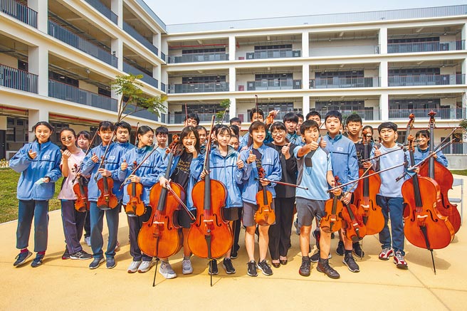 成功國中弦樂團在全國學生音樂比賽時停電「盲奏」勇奪特優，學生們都說太高興了。（羅浚濱攝）