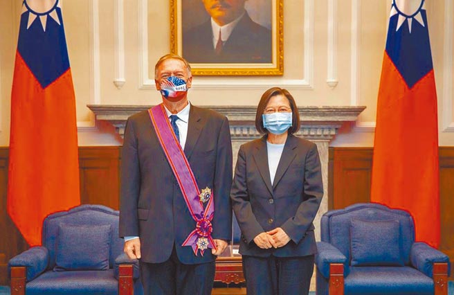 前美国国务卿蓬佩奥等相继赴台拜访，表面是安台湾民心，实则是企图挑拨美中台三方敏感神经。（图/总统府提供）