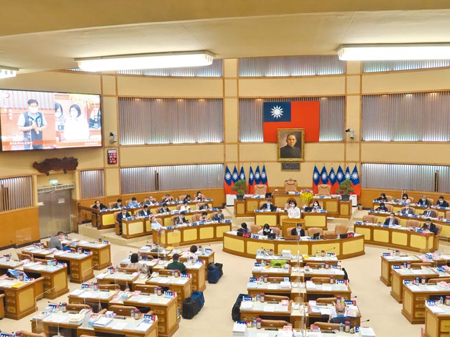 新北市在地深蹲协会公布新北市议会第三届第六次定期会监督报告，整体质询率57％，较上次会期70％大幅降低。（叶德正摄）