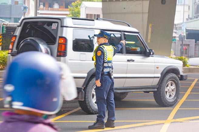 警察肩负治安与交通重责，新北市警察局去年共有74人因公受伤。（新北市警察局提供／叶书宏新北传真）