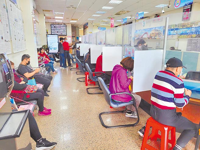 桃园航空城自愿优先搬迁3月底前要完成腾空点交，大园区户政事务所近期也出现变更户籍的排队人潮。（大园区户政事务所提供／陈梦茹桃园传真）