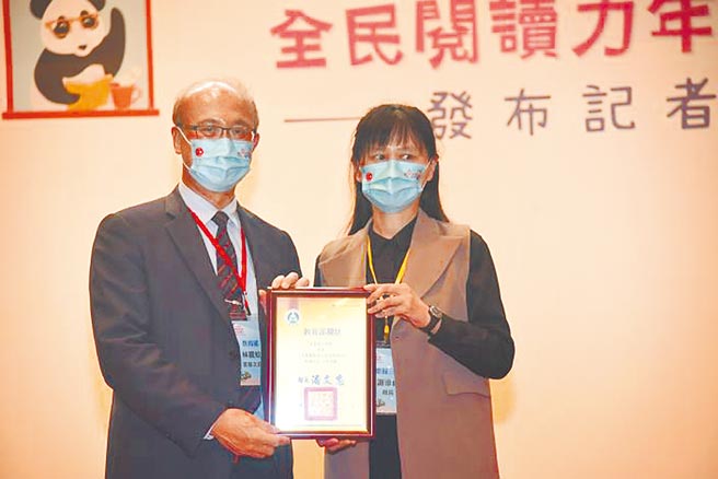 三湾乡图书馆连续8年获得民眾借阅册数全国第一，由馆长谢淑贞（右）代表受奖。（苗栗县政府提供／谢明俊苗栗传真）