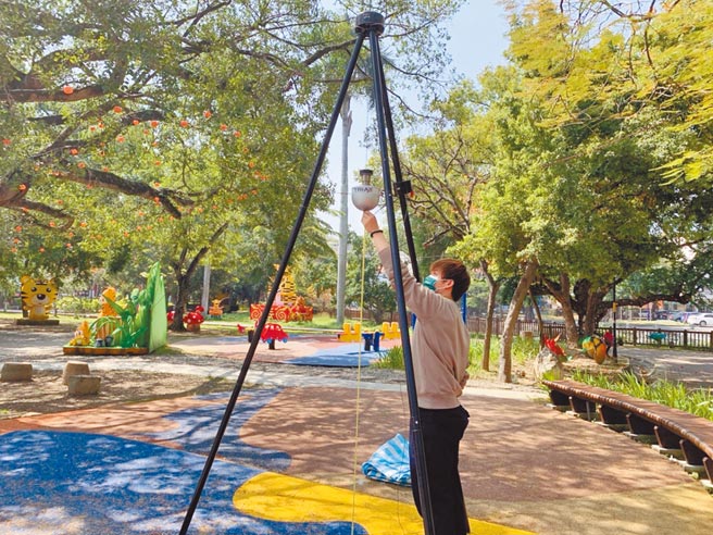 南投市中山公園去年8月就完工的共融式遊戲場，直到今年3月都未開放，小朋友只能隔著封鎖線痴痴的望，也因此傳出不少質疑地方政府效率不彰聲音。（縣府提供／吳建輝南投傳真）