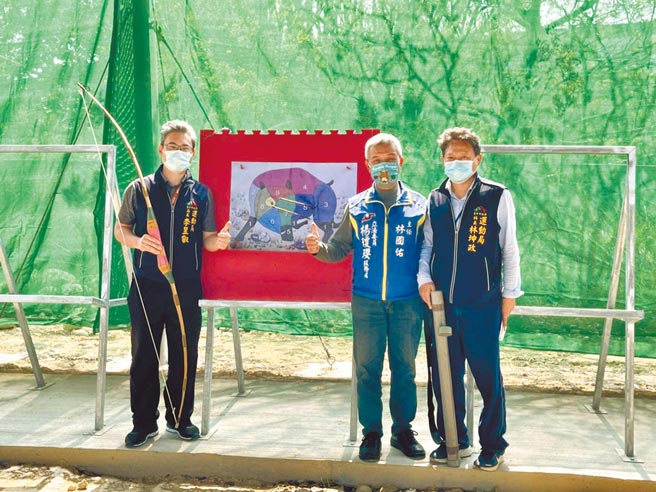 神冈原住民射箭场预计6月启用，台中市运动局长李昱叡（左）视察工程进度。（台中市运动局提供／陈淑娥台中传真）