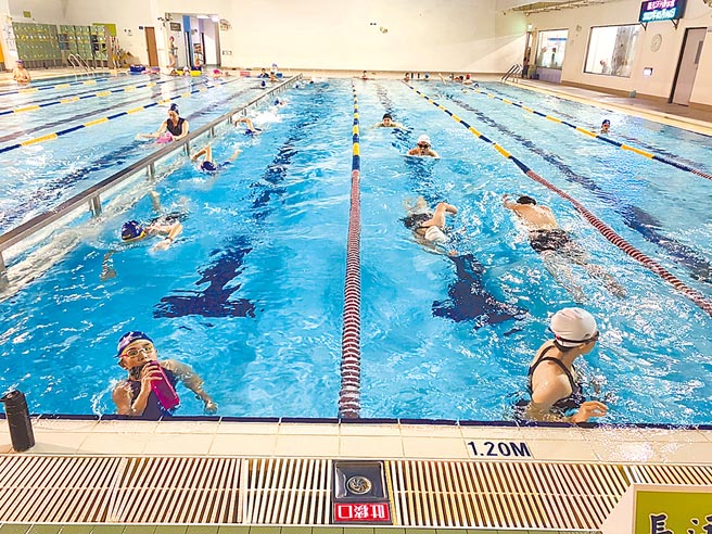 台南市明年舉辦全運會，但一直缺乏標準競賽游泳池，有培訓選手的教練抱怨，連找一個訓練選手的標準場地都很難。（讀者提供／程炳璋台南傳真）