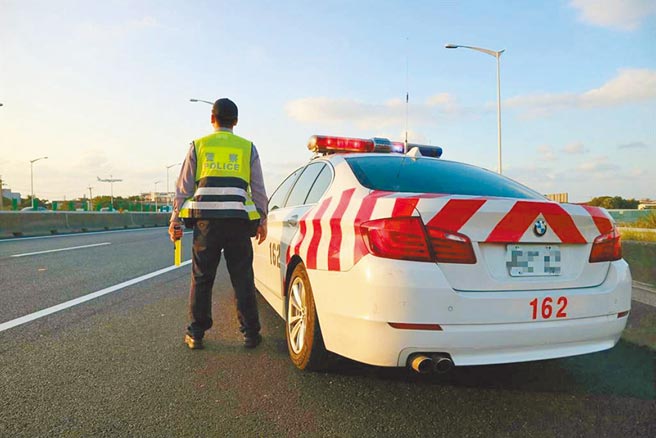 黃姓男子車輛在國道狂飆222公里挨罰2萬4000元，但他不服警方偷拍，申訴未果再提行政訴訟。高雄地院認為，國道警察還拿日期不符的照片舉證，判黃男原處分撤銷，可上訴。（本報資料照片／袁庭堯高雄傳真）