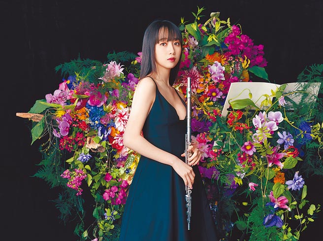 木村心美穿上深V长裙拍摄出道专辑封面，性感、知性兼具。（环球音乐提供）