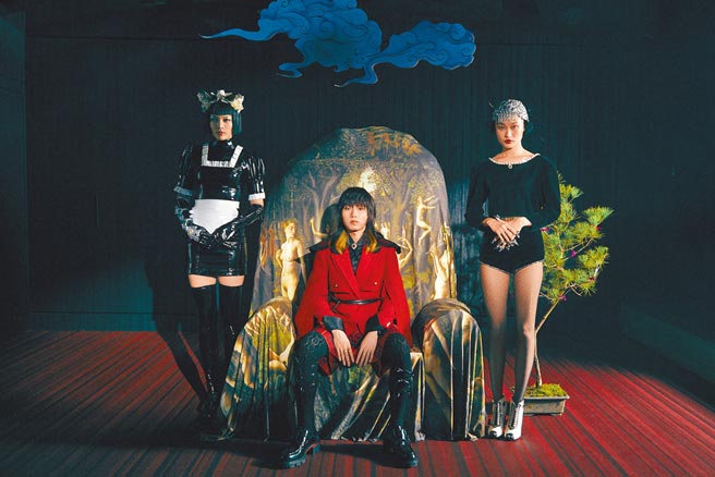 持修（中）在新歌MV里突破尺度上演吻戏。（EMI提供）