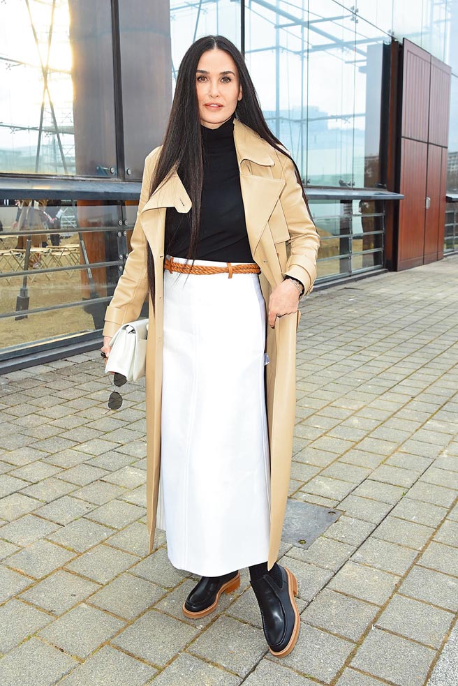 59岁的黛咪摩尔出席CHLOE大秀，不减昔日美艳风采。（CFP）