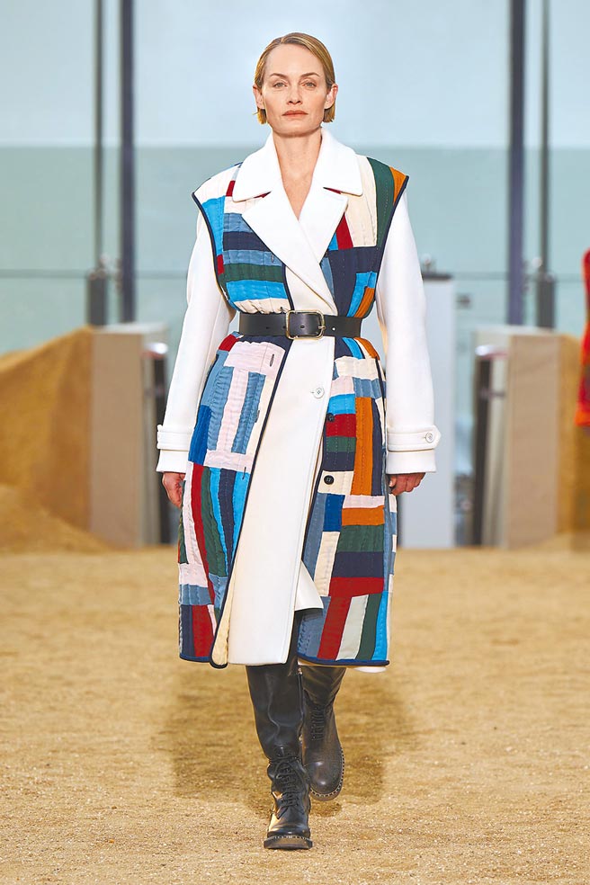 CHLOE以多种布料拼贴成为大衣，充满游牧 民俗风气息。（CHLOE提供）