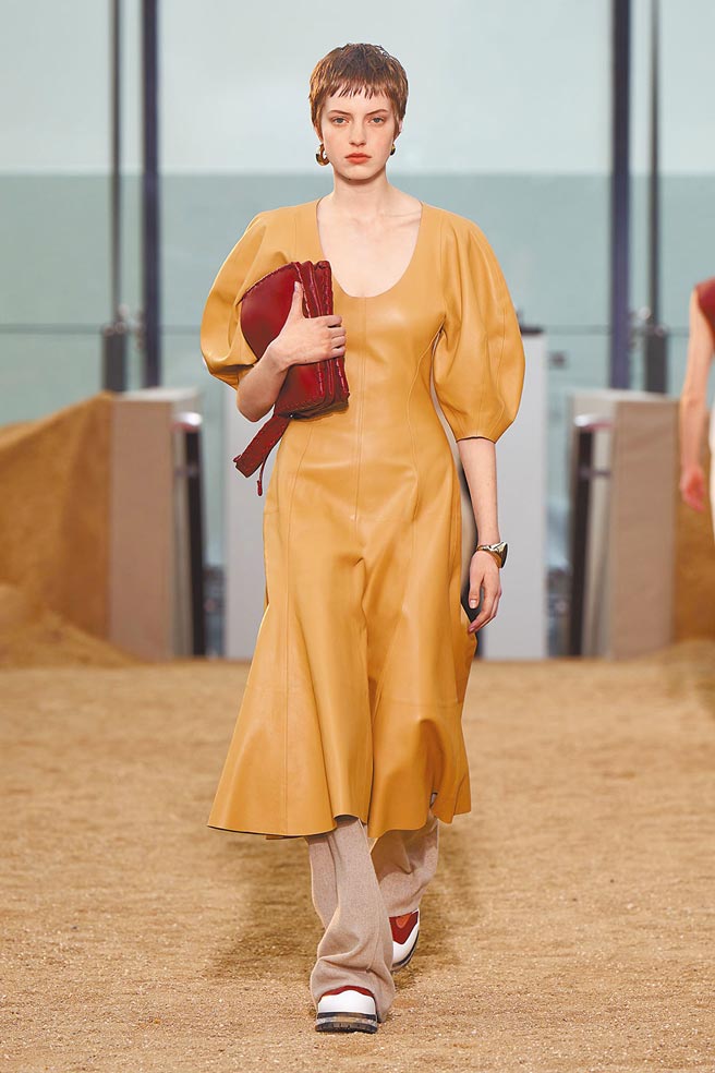 HLOE女装以宽松的腰身、丰盈的泡泡袖勾勒结构感。（CHLOE提供）