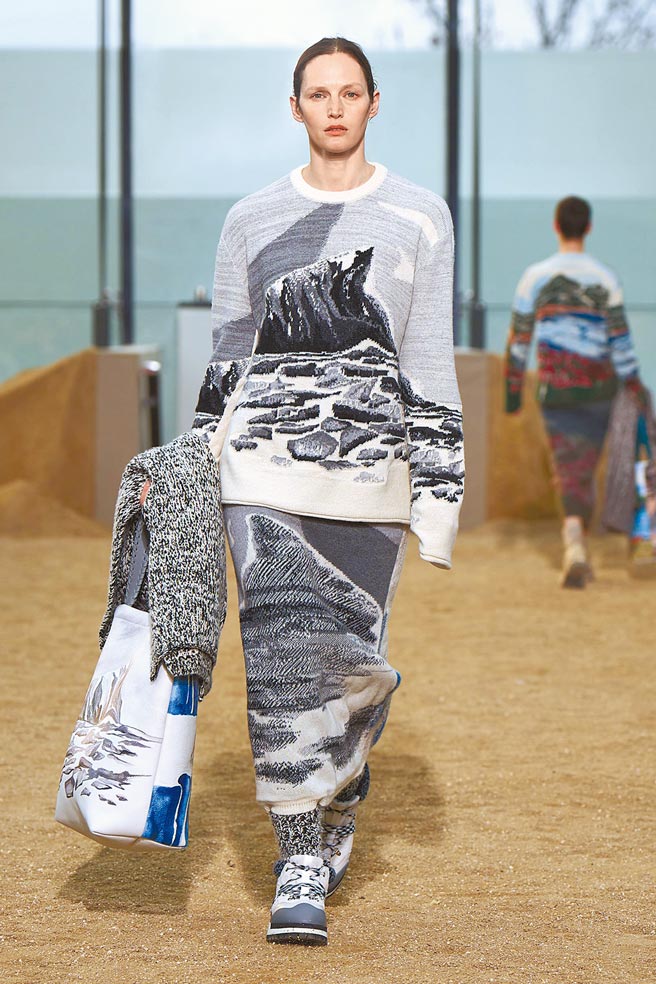 CHLOE关心气候变迁议题，将融化冰山的图案织印在喀什米尔羊毛针织套装上。（CHLOE提供）