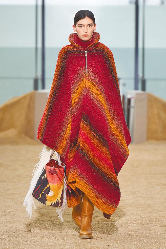 CHLOE秋冬新装融入大漠民俗风元素，豪放不羁。（CHLOE提供）