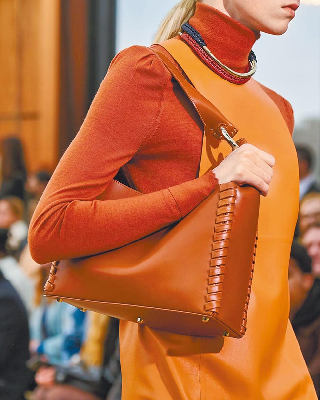 CHLOE全新Mate包融入工匠缝针细节，风格鲜明。（CHLOE提供）