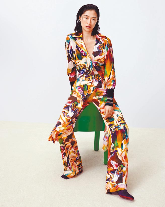 Paul Smith女装以合身剪裁的男士西装融入缤纷印花的趣味元素。（Paul Smith提供）