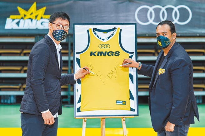 台湾奥迪赞助全新篮球队伍「新北国王篮球队」，台湾福斯集团暨台湾奥迪总裁安萨瑞（右）与球队执行长陈信生共同参与仪式。（台湾奥迪提供）