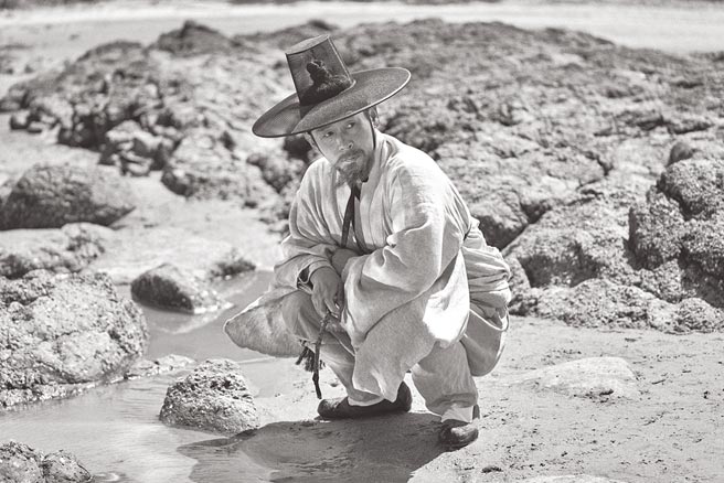 韩演员薛耿求凭藉电影《兹山鱼谱》三度封韩国「青龙奖影帝」。（捷杰提供）