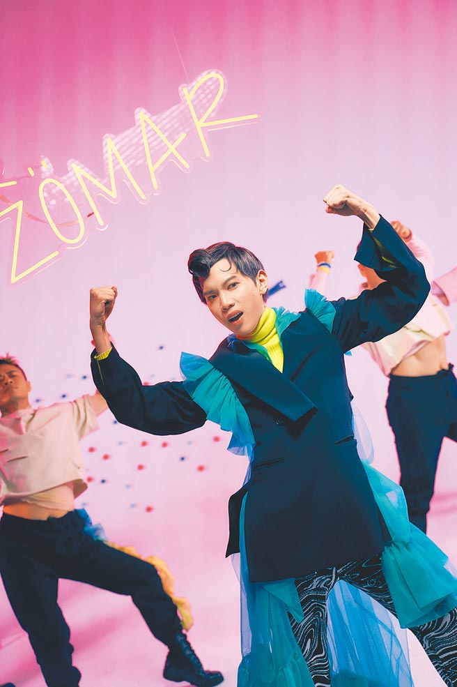 楊士弘日前拍攝新歌MV，用心打扮亮眼造型。（兩座島有限公司提供）