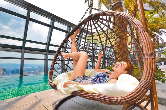 板桥凯撒32楼泳池情境照。（板桥凯撒提供）