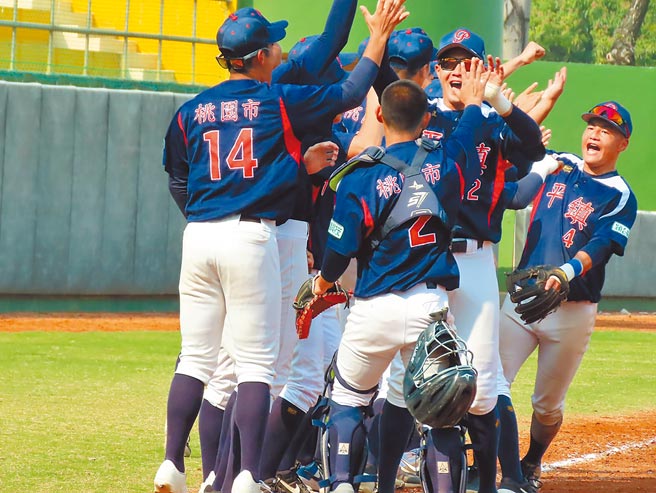 平镇高中在110学年度高中木棒联赛8强赛提前7局「扣倒」谷保家商。（学生棒联提供）