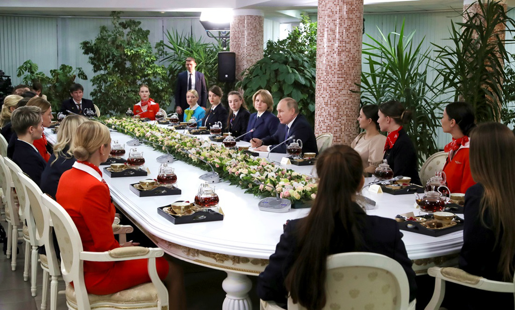 普丁5日与一票俄罗斯航空（Aeroflot）空姐餐叙，他与空姐们的距离并不像先前和法国马克宏对坐那样遥远。（图／美联社、克里姆林宫提供）(photo:ChinaTimes)