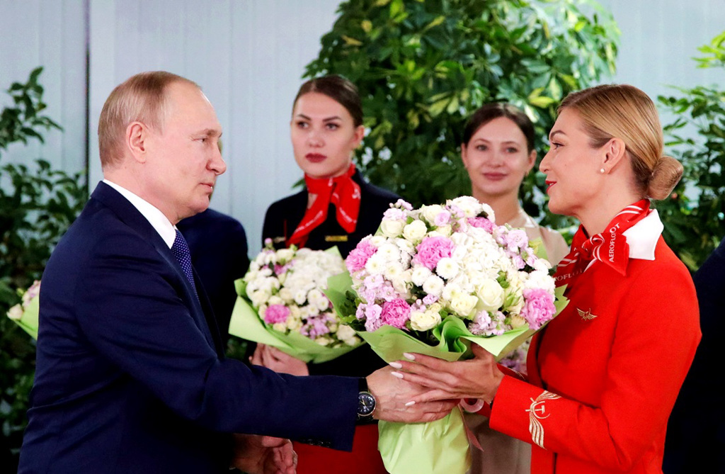 普丁5日与一票俄罗斯航空（Aeroflot）空姐餐叙，他向空姐献花、祝贺即将到来的国际妇女节。（图／路透社、克里姆林宫提供）(photo:ChinaTimes)