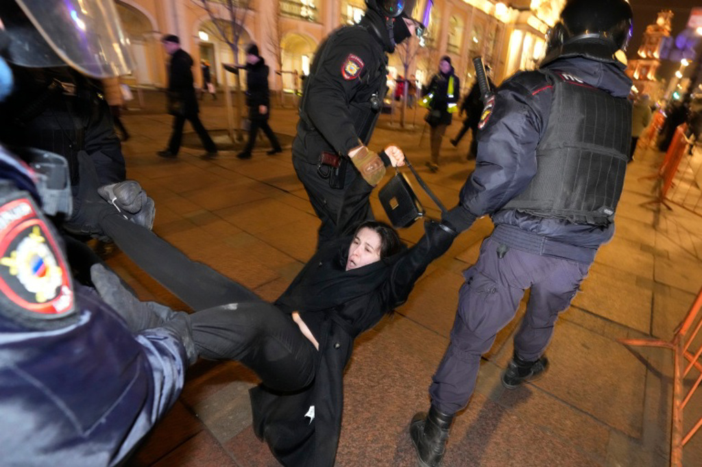 在圣彼得堡的反战抗争人群，遭警方强力逮捕。图/美联社(photo:ChinaTimes)