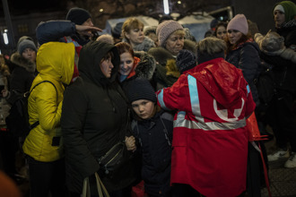 烏克蘭難民：開往波蘭火車 逃亡人潮擠得像罐頭