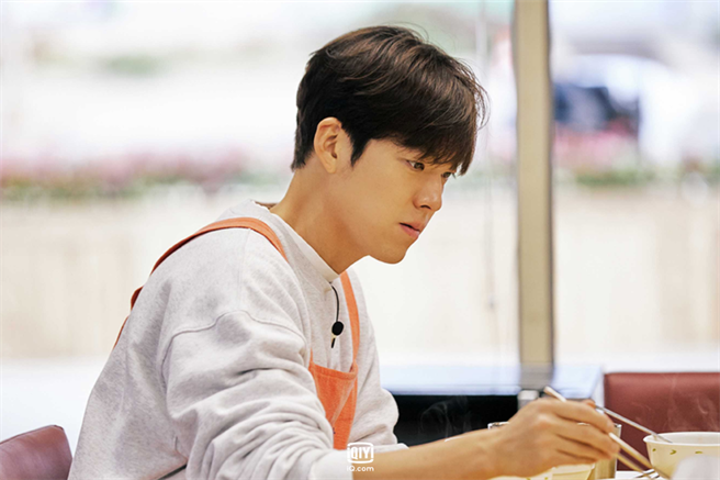 金宇彬在《偶然成為社長2》中嘴甜收服地方奶奶。（愛奇藝國際站提供）