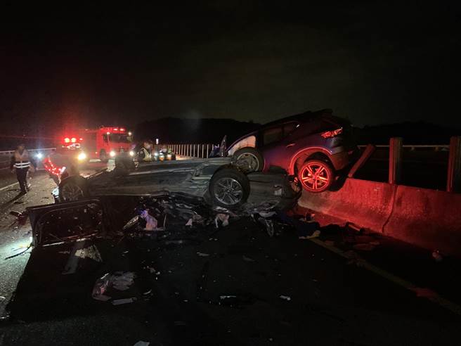 国道3号6日凌晨发生连环车祸，车辆撞成一团。（翻摄照片／李京升苗栗传真）