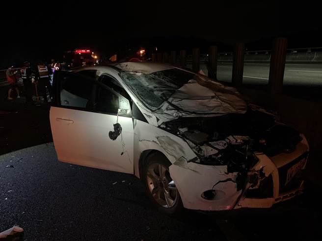 国道3号6日凌晨发生连环车祸，透过图片可见白色轿车车头全毁。（翻摄照片／李京升苗栗传真）